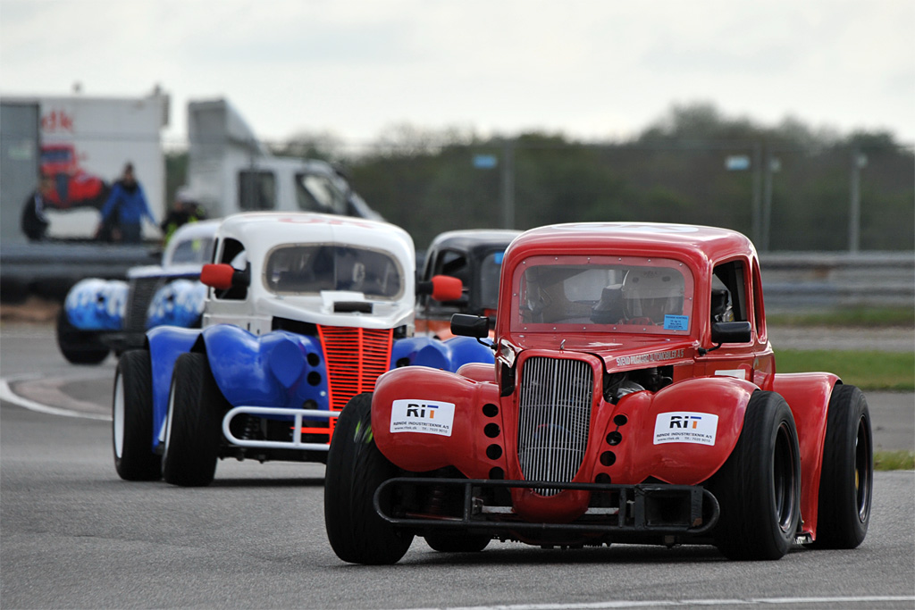 De små Legend Cars - her med Brian Steen fra Trustrup bag rattet – bliver et sjovt indslag ved SSC Festivalen på Ring Djursland
(Foto: Morten Alstrup)